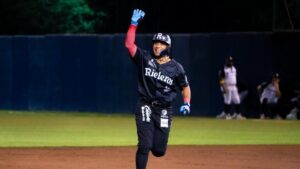 Rieleros asegura la serie ante Guerreros en tenso partido que incluyó una pelea campal