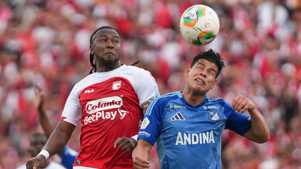 Hugo Rodallega y Jorge Arias disputan la pelota. - Vizzor Image.