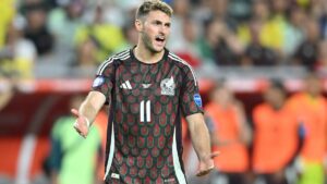 ¡Prueba de fuego! Santi Giménez ante un verano clave para su futuro con selección mexicana