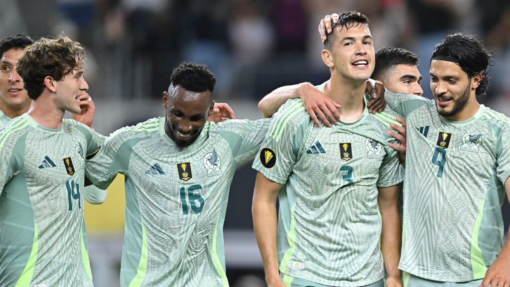 La selección mexicana en festejo de gol