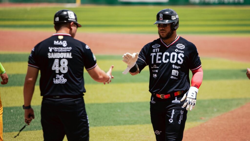 Tecolotes de los Dos Laredos en festejo de victoria