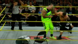 ¡Botellazo y triunfo! Mike Santana derrota a AJ Francis en la lucha callejera de TNA