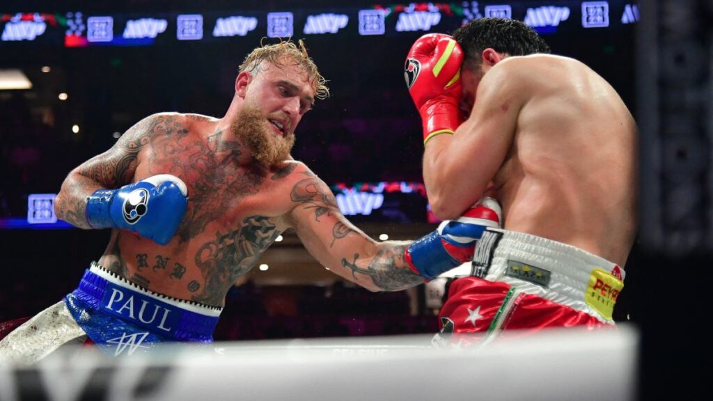 Jake Paul se lleva la victoria ante Julio César Chávez Jr. en controversial combate en California