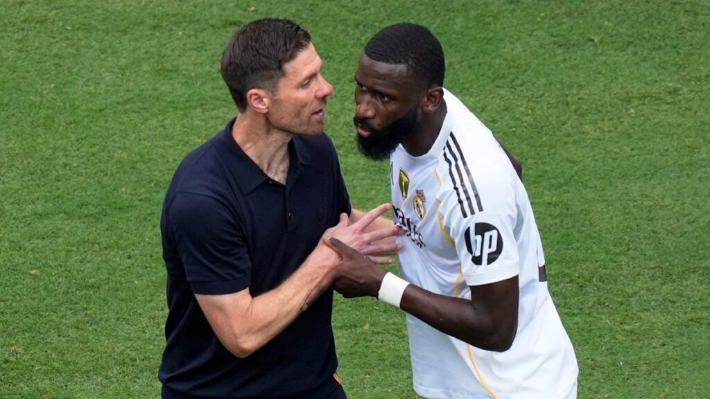 Xabi Alonso con Antonio Rüdiger