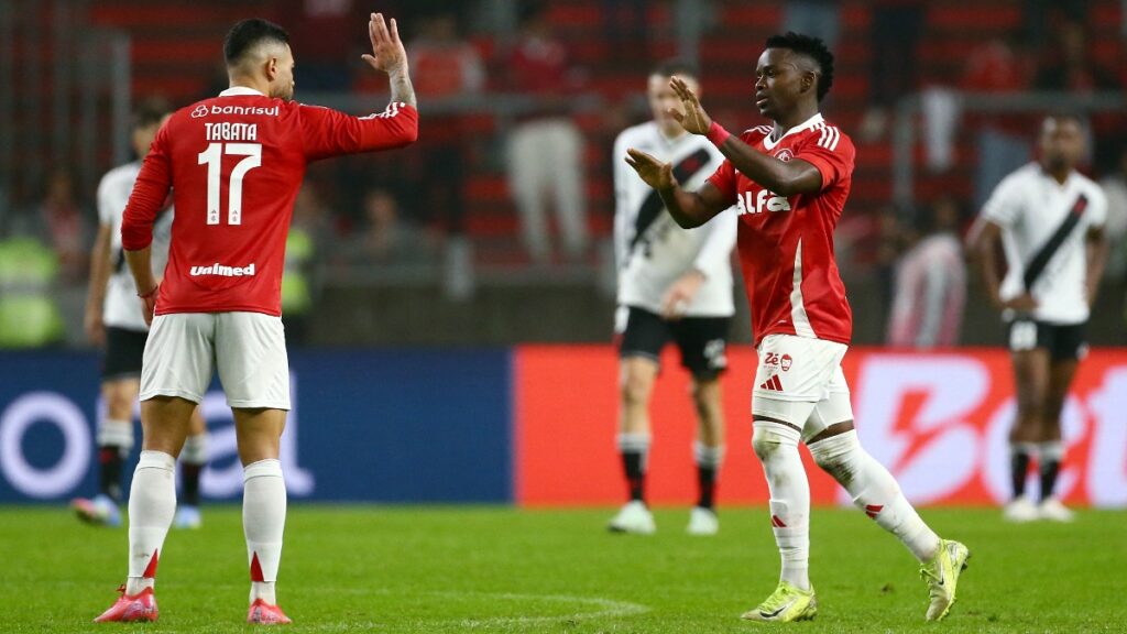 Johan Carbonero celebrando su gol ante Vasco Da Gama / Reuters