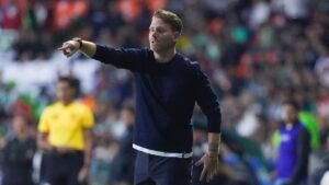 Guillermo Abascal se muestra preocupado por el césped del Estadio Akron previo al Chivas vs San Luis