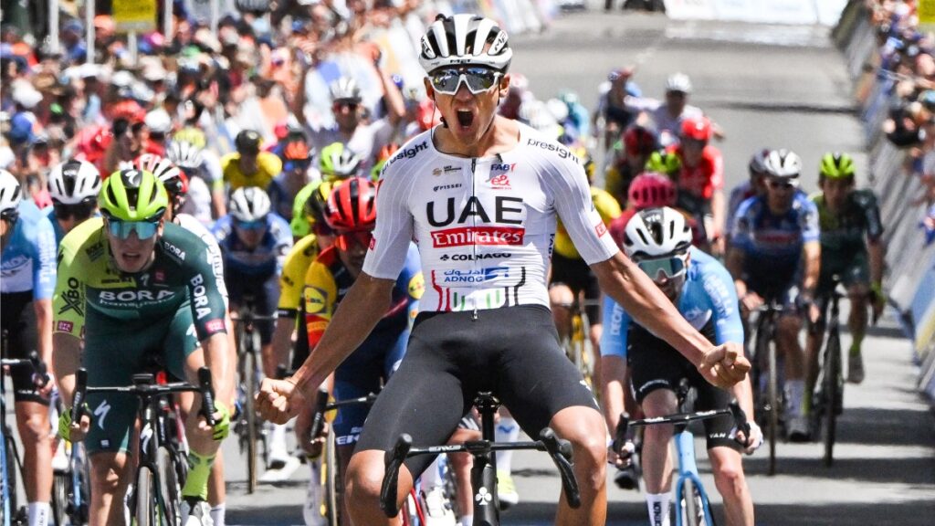 Isaac del Toro festeja una victoria con el UAE