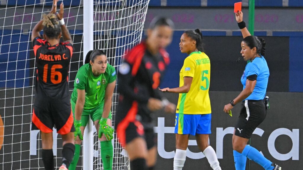 Lorena siendo expulsada en el Brasil vs Colombia / AFP