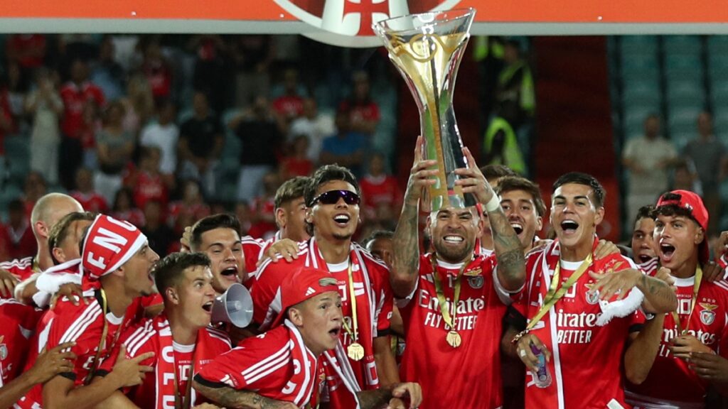 Richard Ríos celebrando el título de la Supercopa de Portugal / AFP