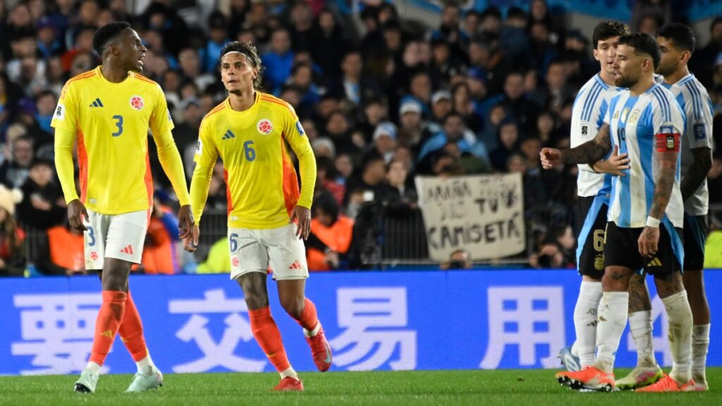 Richard Ríos y Nicolás Otamendi, discutiendo / Vizzor