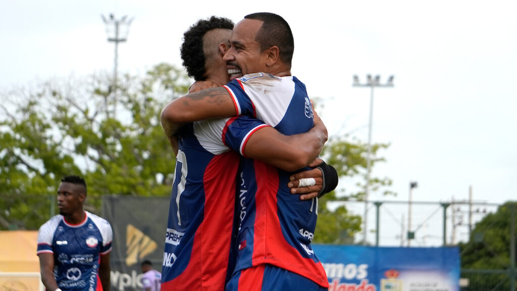 Ayron del Valle y Felipe Pardo celebran un gol. - Vizzor Image.