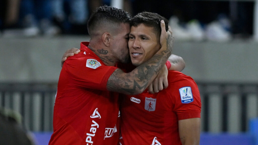 Rodrigo Holgado y Rafael Carrascal celebran un gol. - Vizzor Image.