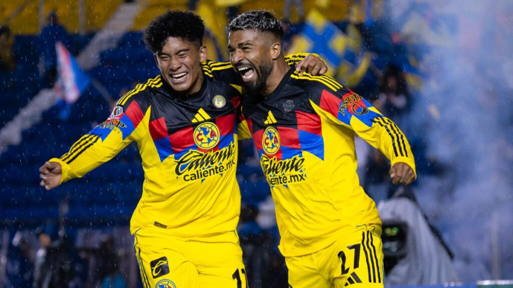 Isaías Violante felicita a Rodrigo Aguirre por su gol.