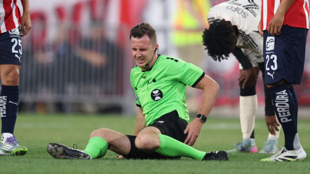 El árbitro Lukasz Szpala se lesionó en el duelo de Chivas