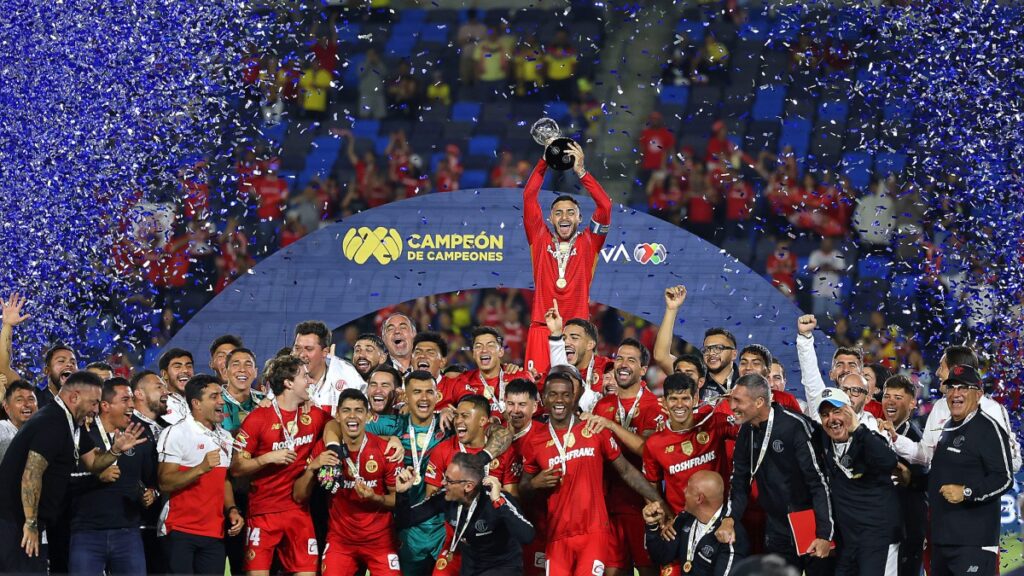 Toluca levanta el Campeón de Campeones