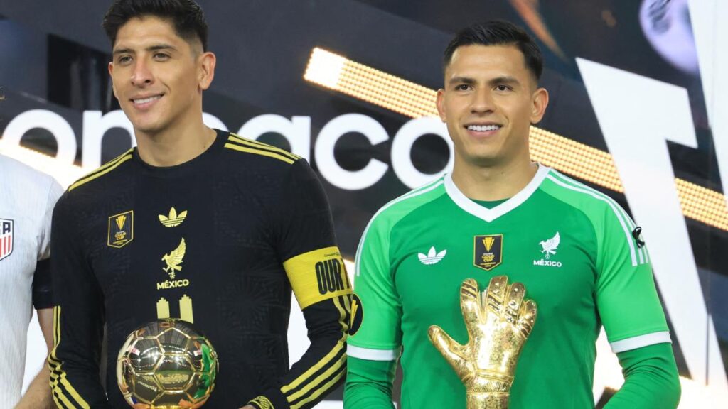 Álvarez y Malagón reciben sus reconocimientos tras la final