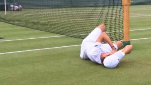 ¡Insólito retiro en Wimbledon júnior! Alejandro Arcila recibe un pelotazo de su compañero y no puede continuar