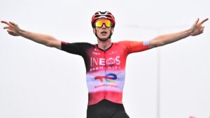 Arensman gana la etapa 14 del Tour de Francia; Evenepoel se retira y los colombianos resisten