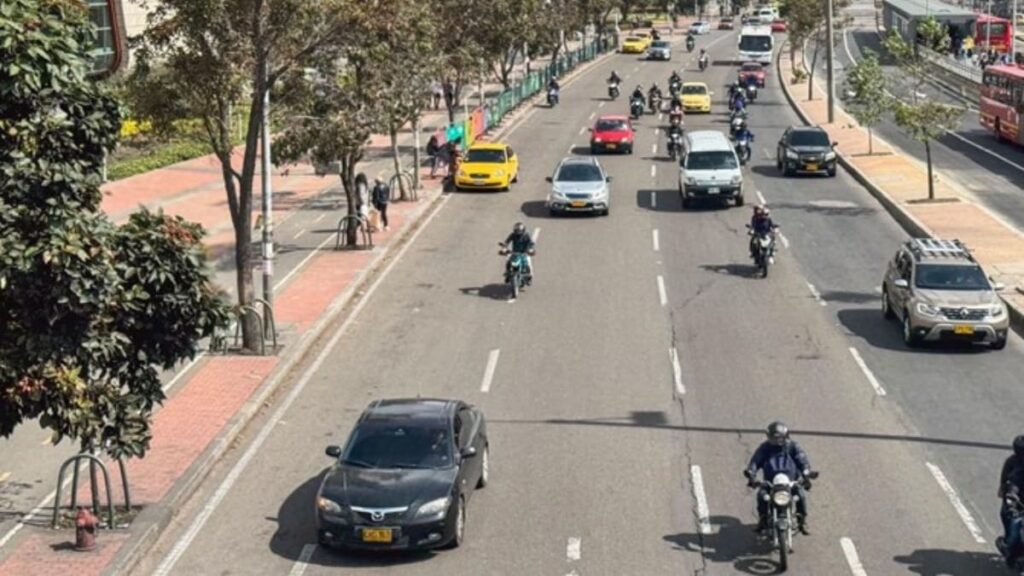 Tráfico en Bogotá, motos y carros en la Autopista de la capital de la república.