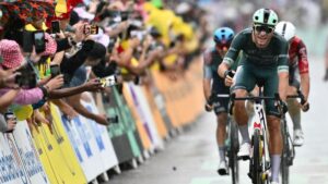 Jonathan Milan impone su poderío entre el caos: victoria y más verde que nunca en la etapa 17