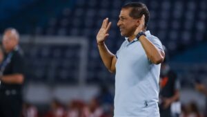 Periodista le pide la renuncia a Alexis García en plena rueda de prensa