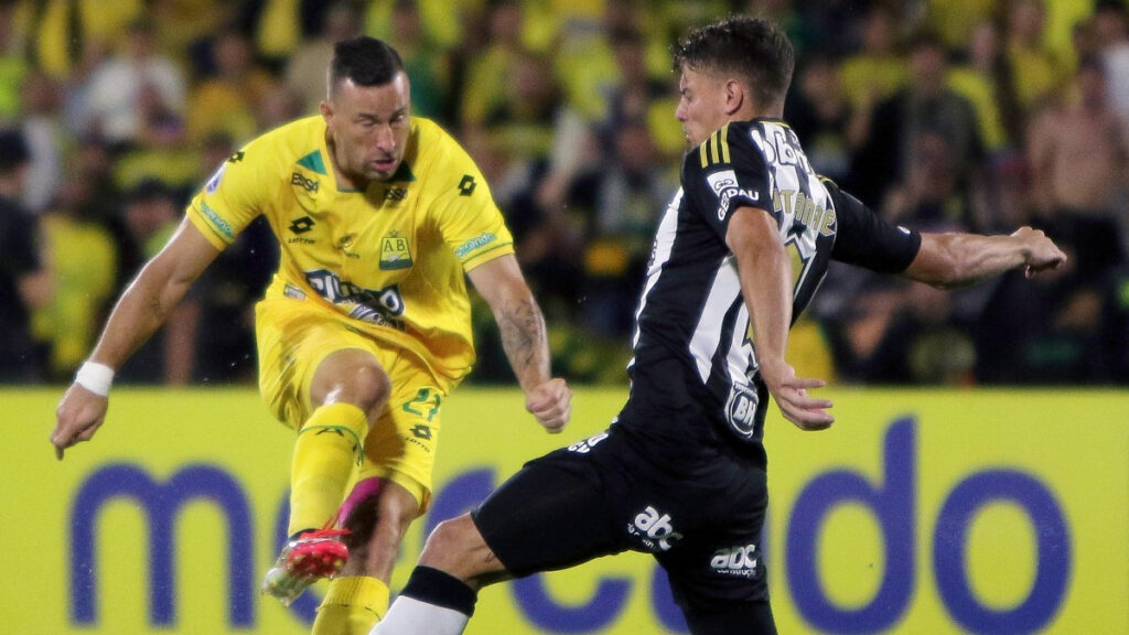 Luciano Pons y Natanael disputan la pelota. - AFP.