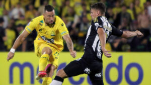 El pánico escénico deja a Atlético Bucaramanga al borde de la eliminación en Copa Sudamericana