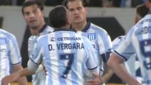 Duván Vergara, cerca de irse a los golpes con un compañero en pleno juego de Racing