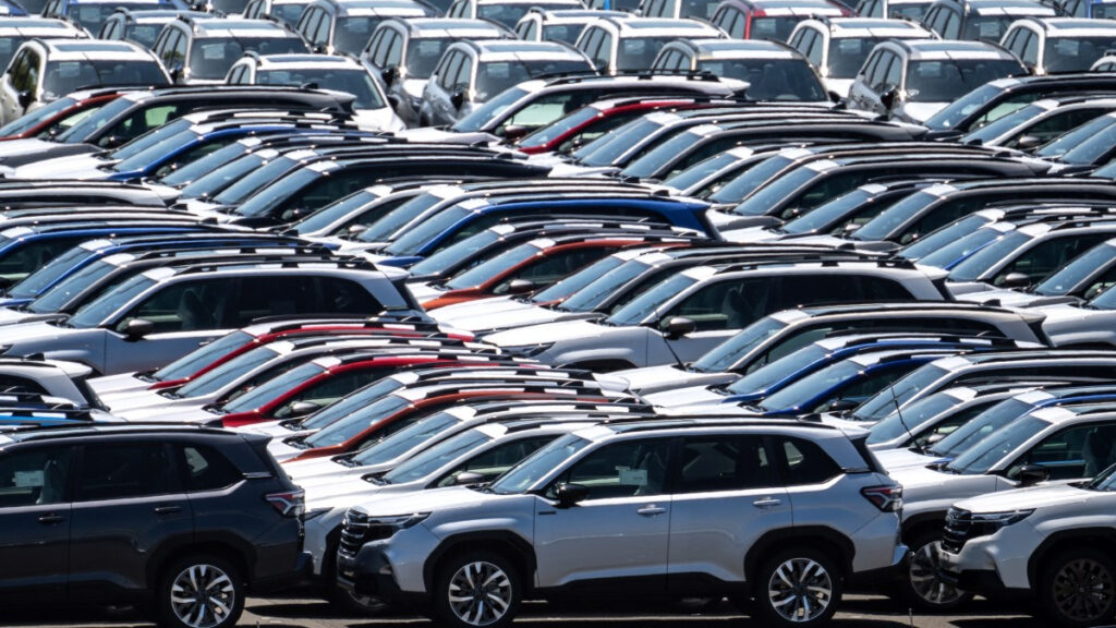 Imagen de referencia de vehículos estacionados. - AFP.