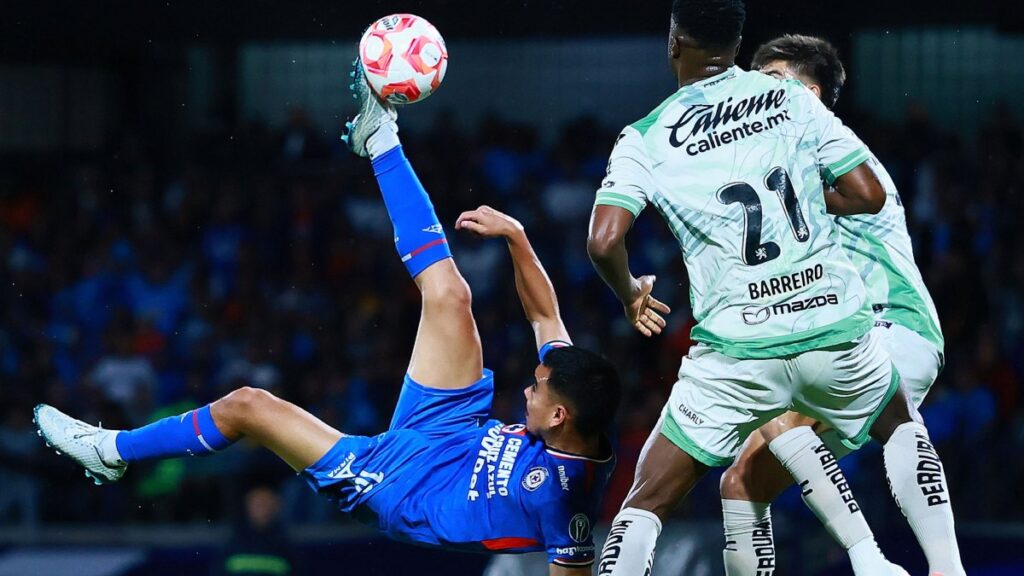 Charly Rodríguez intentó marcar de chilena