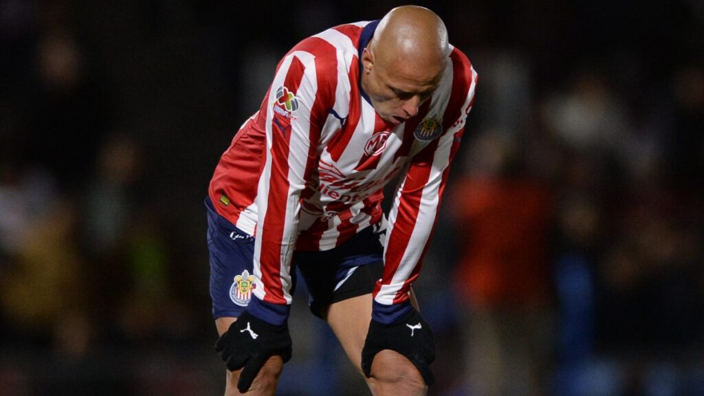 Chicharito con rictus de dolor durante un partido de Chivas