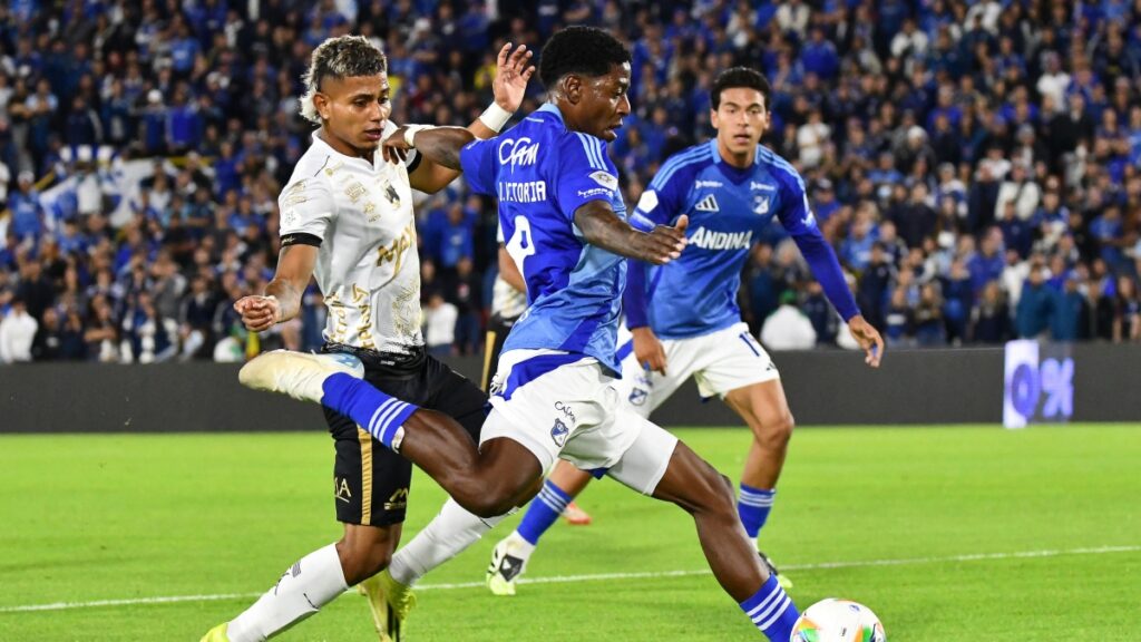 Una postal del duro juego en El Campín. Vizzor Image