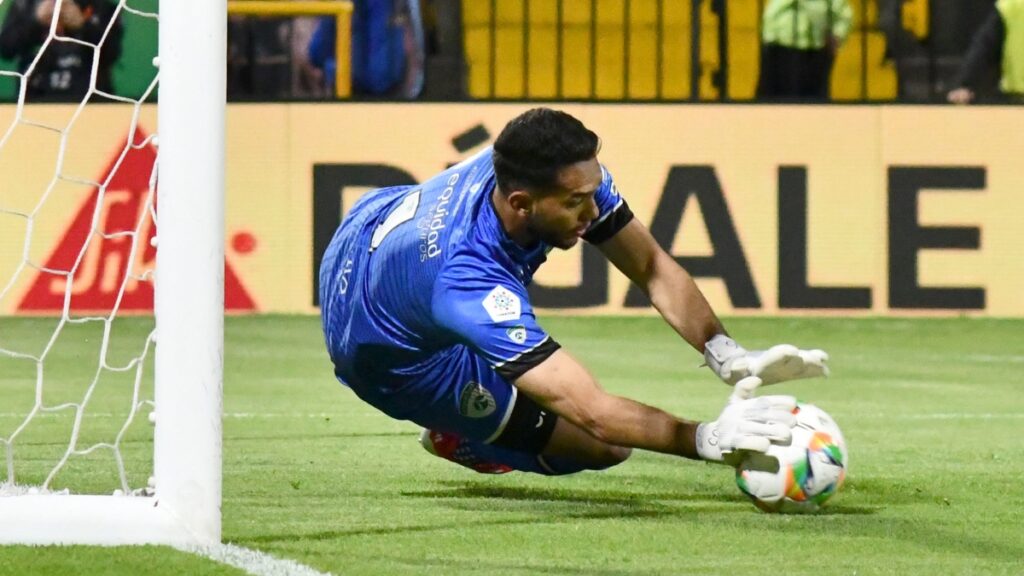 Imagen del momento clave del primer tiempo. Vizzor