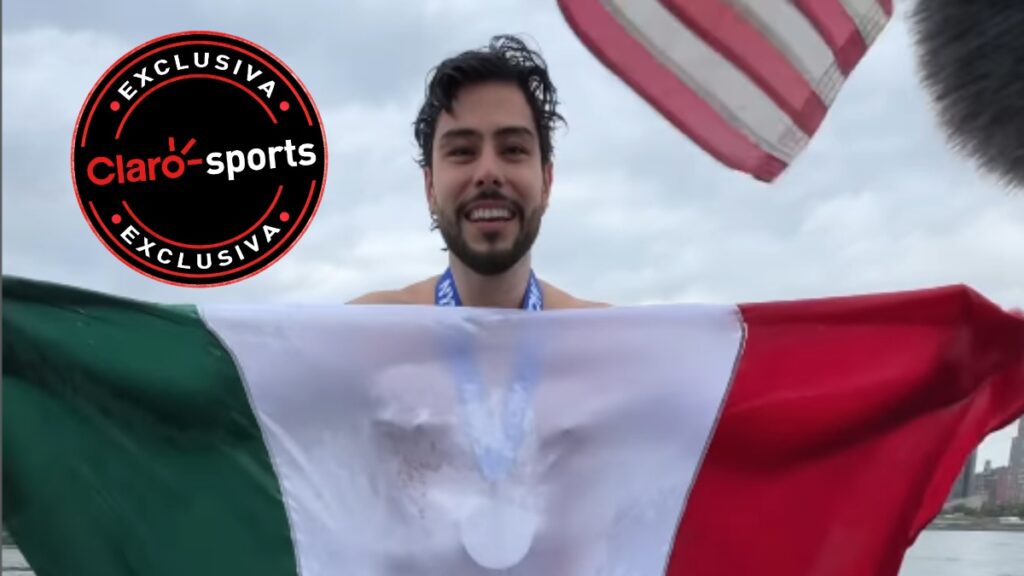 David Olvera con la bandera de México