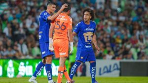 Debut desastroso de Parra y Pumas cae ante Santos tras 16 torneos sin perder en jornada 1