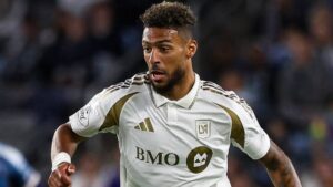 Denis Bouanga no cierra la puerta a una posible llegada al América