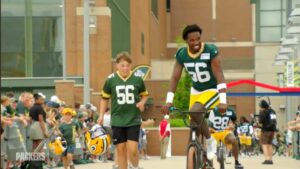 ¿Por qué los Packers llegan a entrenar en bicicletas rodeados de niños?