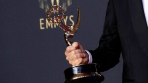 Emmys 2025: ¿Dónde ver y de qué trata la serie más nominada en HBO, Apple o Netflix?