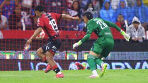 Error de Kevin Mier permite que el Atlas se adelante en el marcador ante Cruz Azul