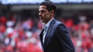 Fernando Gago asegura que se debe a Necaxa y se niega a hablar de Chivas