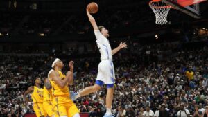 Cooper Flagg debuta con los Mavericks y se impone a Bronny James y los Lakers