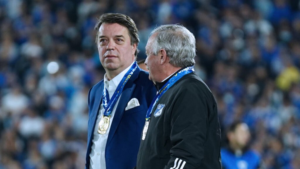 Gustavo Serpa y Enrique Camacho, en una premiación de Millonarios. - Vizzor Image.