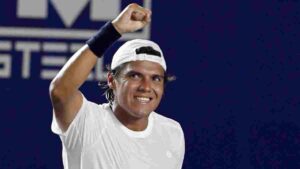 Alex Hernández firma una remontada épica y avanza a octavos de final en Los Cabos