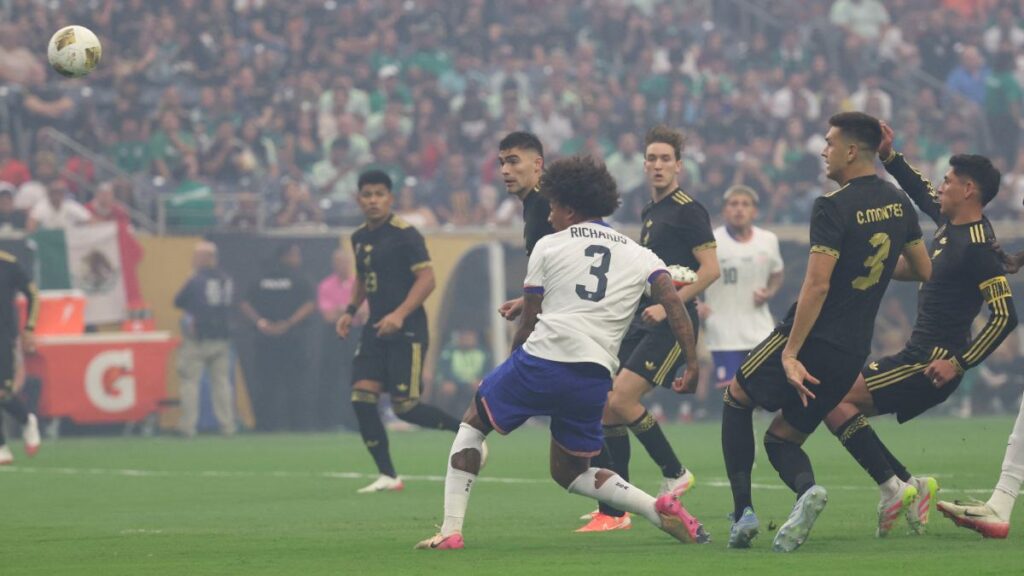 Richards anota ante México