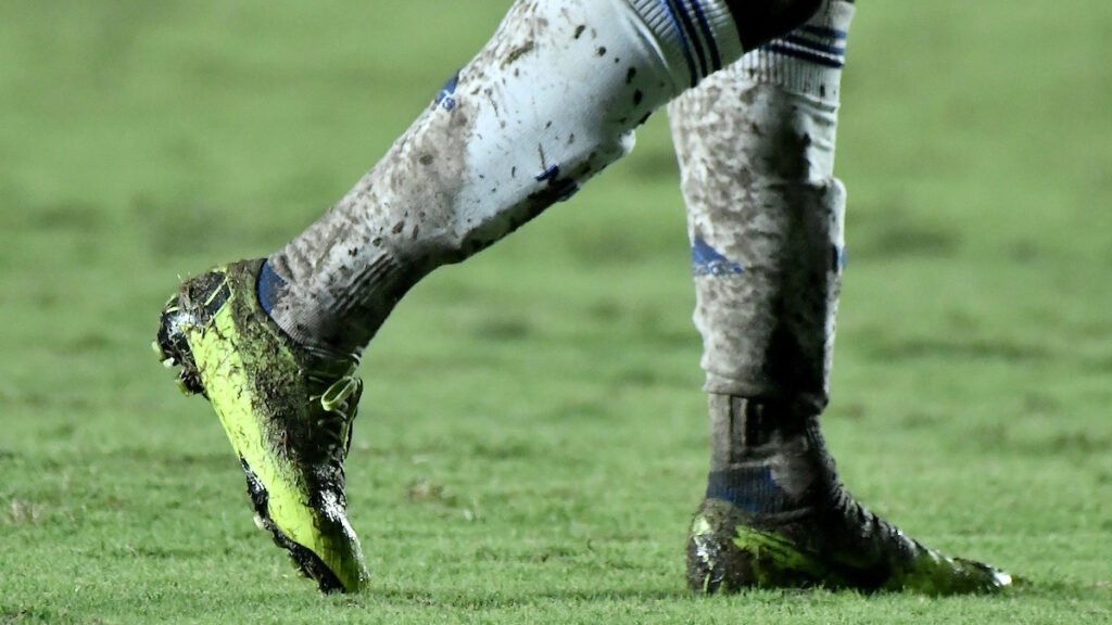 Botines de un jugador, durante un partido. - Vizzor Image.