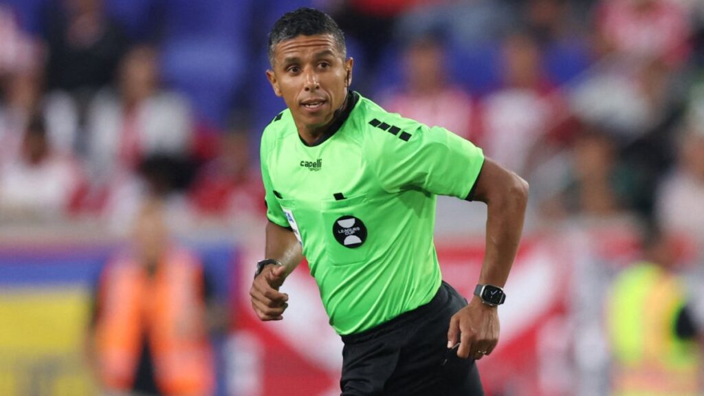 El árbitro Guido Gonzales en partido de Chivas