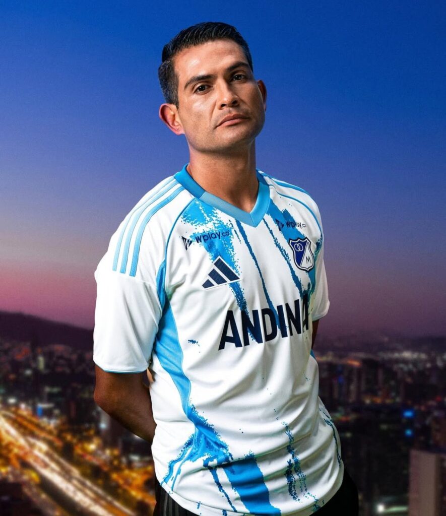 Mackalister Silva y la nueva camiseta de Millonarios. - @MillosFCoficial.