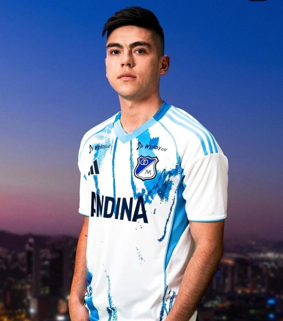 Daniel Ruiz y la nueva camiseta de Millonarios. - @MillosFCoficial.