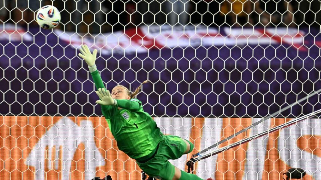 Hannah Hampton en la tanda de penales ante Suecia