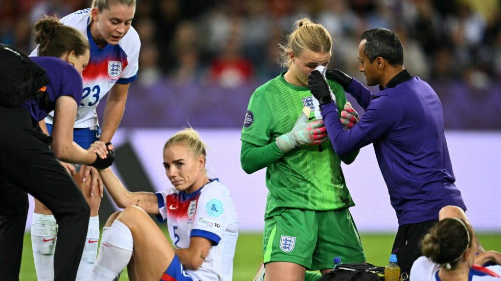 Hannah Hampton siendo atendida por el cuerpo médico de Inglaterra